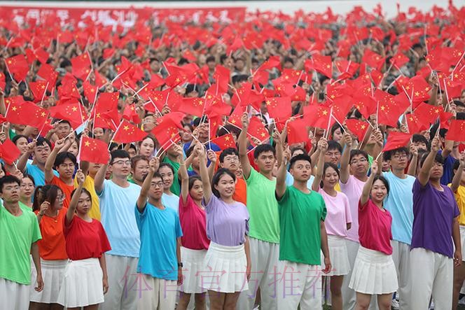 三万人齐唱《我和我的祖国》，球场变红色海洋